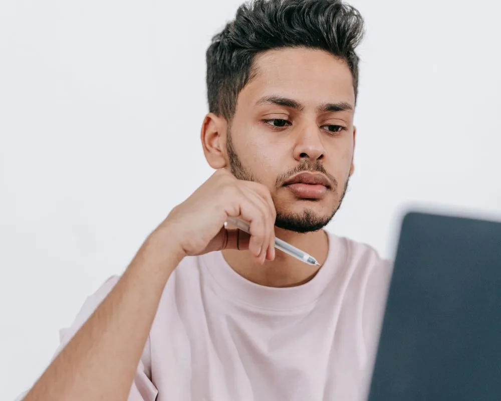 Apprenant vérifiant son éligibilité CPF et son reste à charge 2026 pour une formation anglais