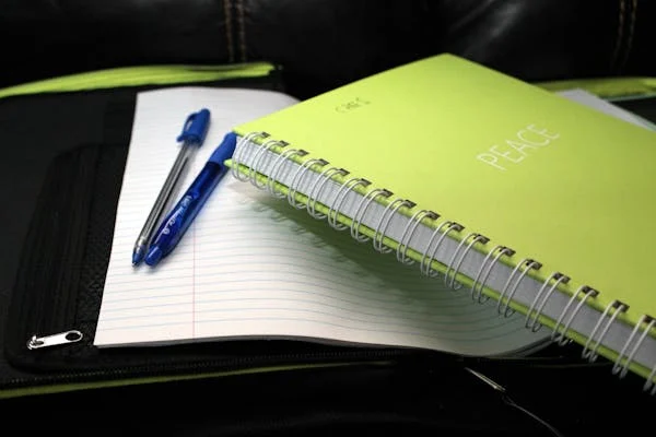 Cahier et stylo pour apprendre la difference as like en anglais