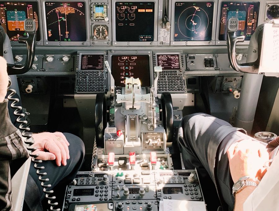 Vue du poste de pilotage et des instruments de bord, formation anglais aéronautique et phraséologie OACI