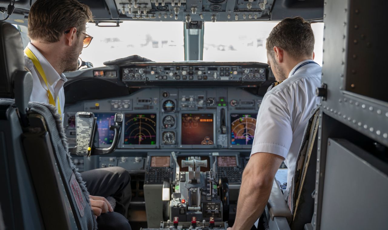 Deux pilotes de ligne aux commandes dans le cockpit d'un avion commercial, formation anglais aéronautique Cabinet Action