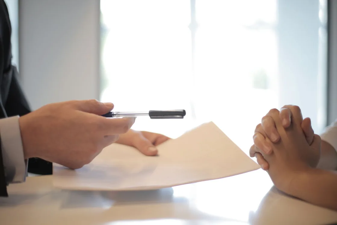 Signature d'un contrat d'assurance entre un courtier et sa cliente, vocabulaire anglais broker et underwriter