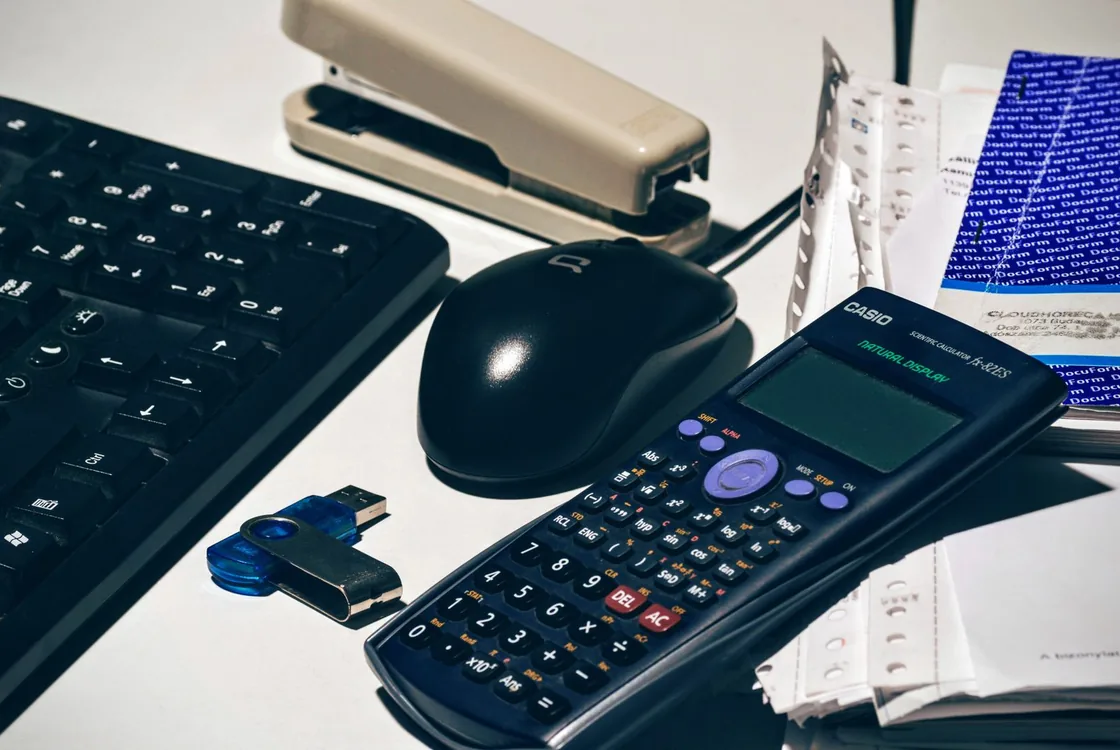 Poste de travail comptable avec calculatrice et pieces justificatives, anglais des etats financiers