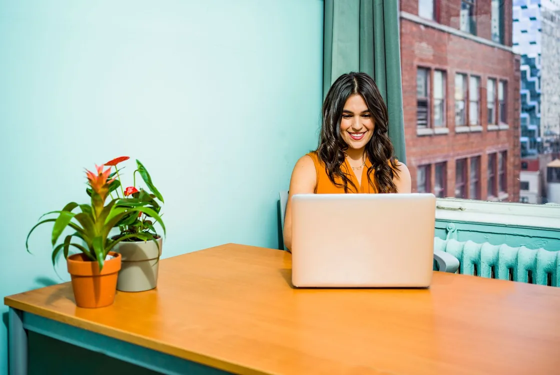Comptable travaillant sur un bilan depuis son bureau lumineux, anglais du reporting financier