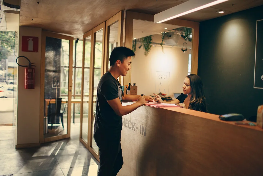 Client se presentant au comptoir d'accueil d'un hotel, vocabulaire anglais du check-in et du sejour