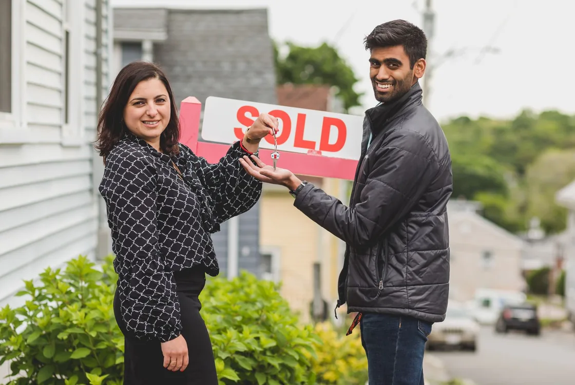 Agente immobiliere devant un bien vendu, lexique anglais de l'estimation et de la negociation