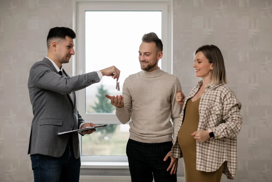 Agente immobiliere remettant les cles a un couple d'acquereurs, formation anglais immobilier Cabinet Action