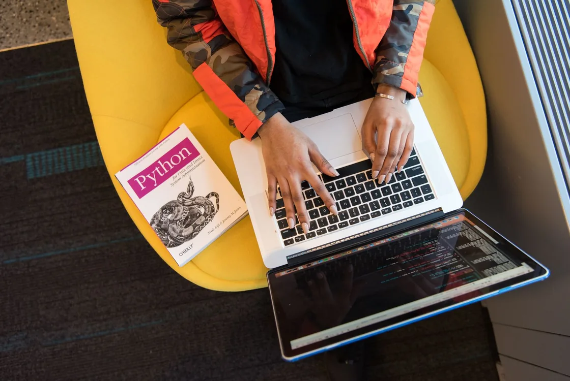 Developpeuse travaillant sur un projet Python, lexique anglais du developpement et du debug