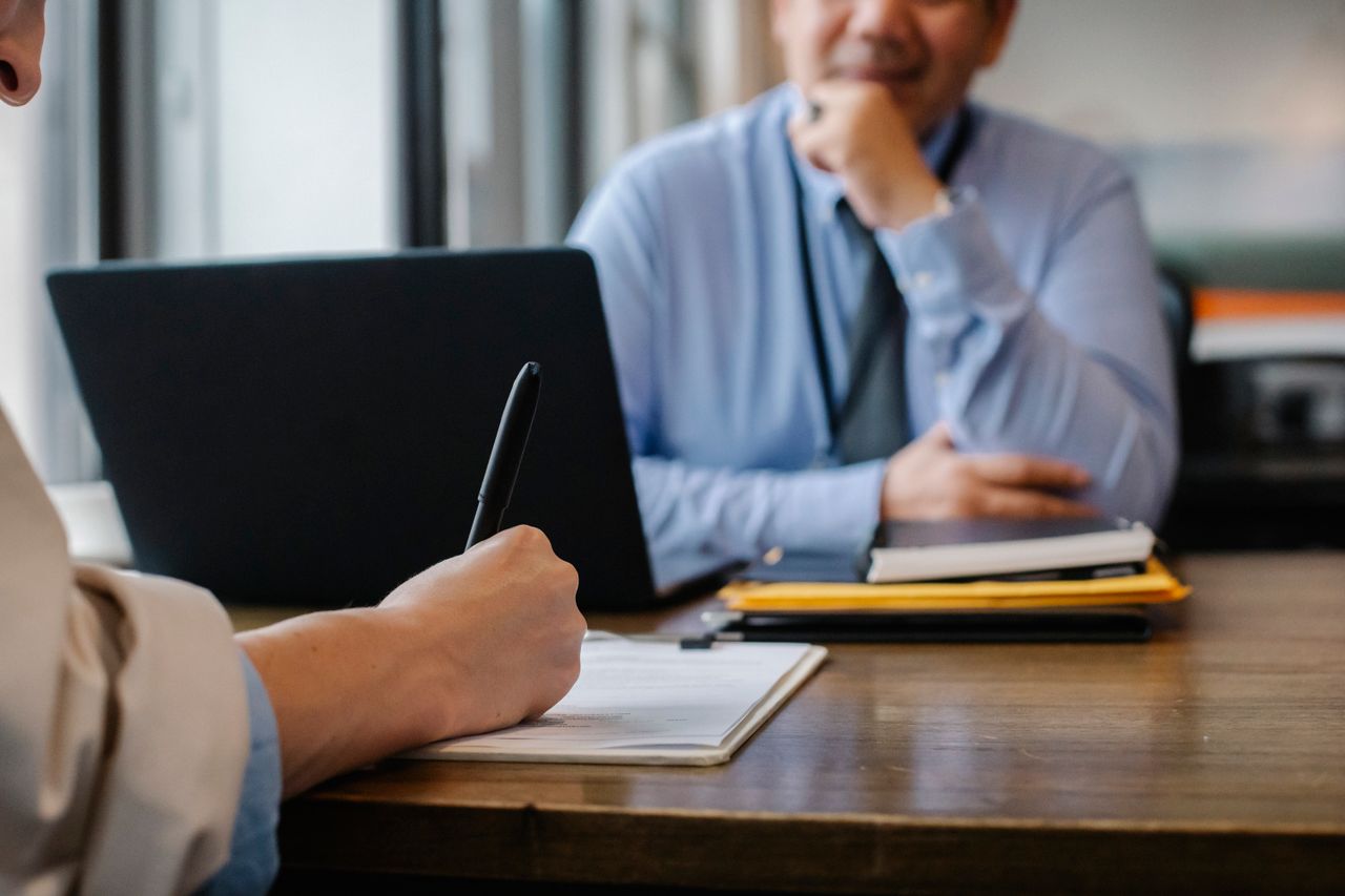 Conseil en anglais juridique : professionnels relisant un document de travail dans un cabinet, formation Cabinet Action