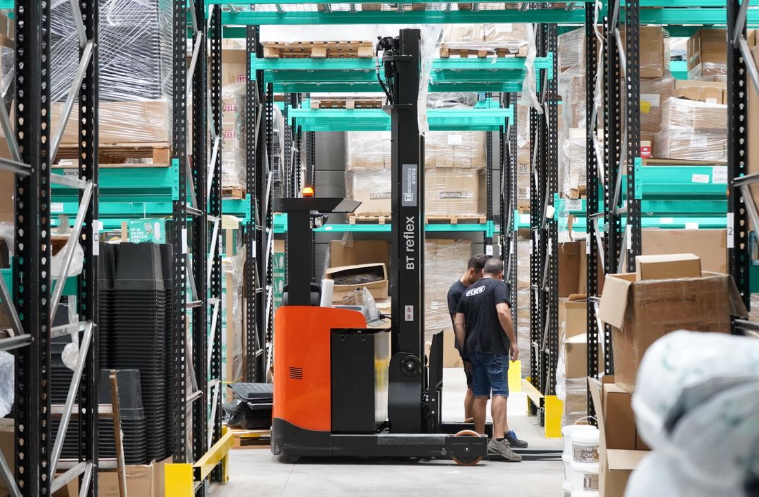 Opérateur logistique et chariot élévateur dans un entrepôt moderne, formation anglais logistique Cabinet Action