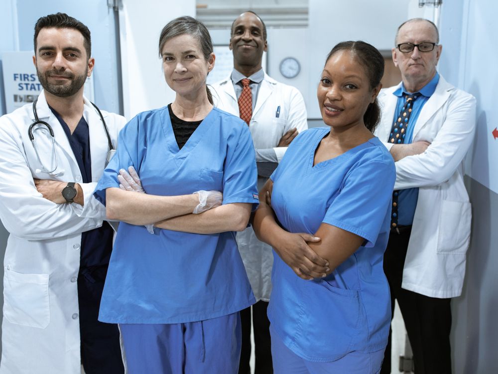 Équipe soignante en discussion dans un service hospitalier, formation anglais médical pour établissements de santé