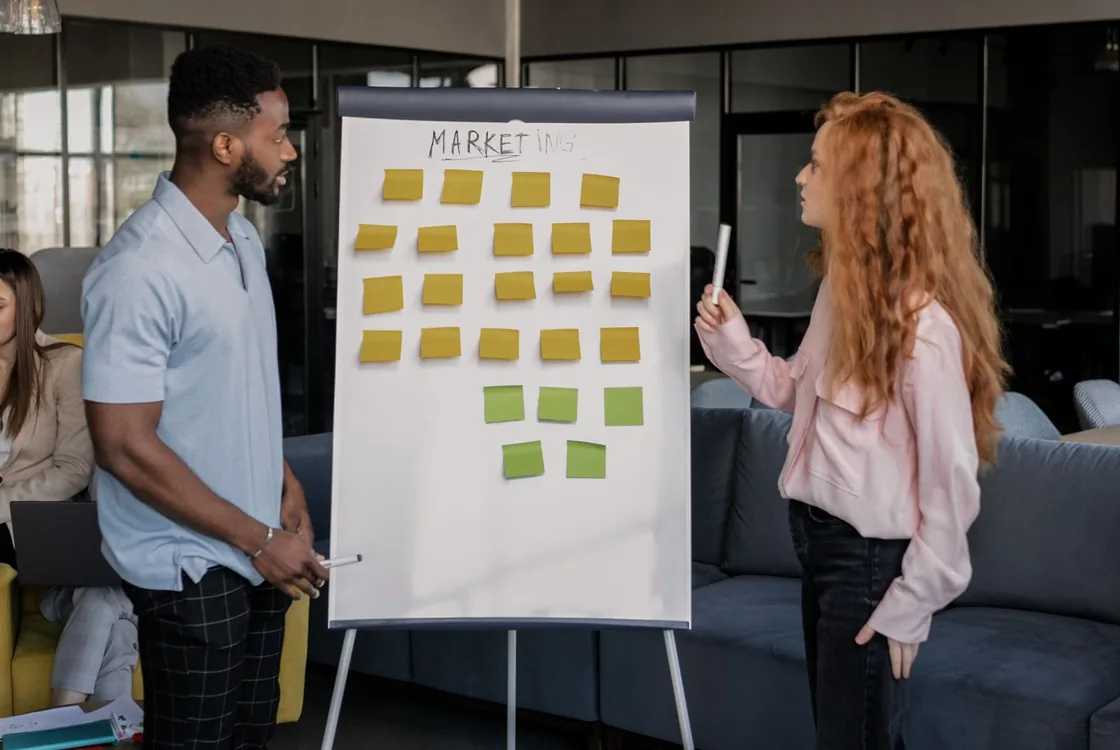 Atelier marketing autour d'un paperboard couvert de post-it, vocabulaire anglais de la campagne