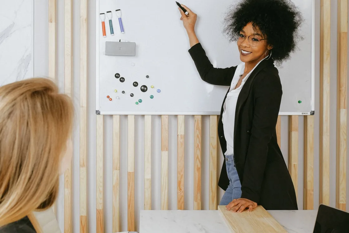 Responsable marketing presentant sa strategie au tableau blanc, formation anglais marketing Cabinet Action