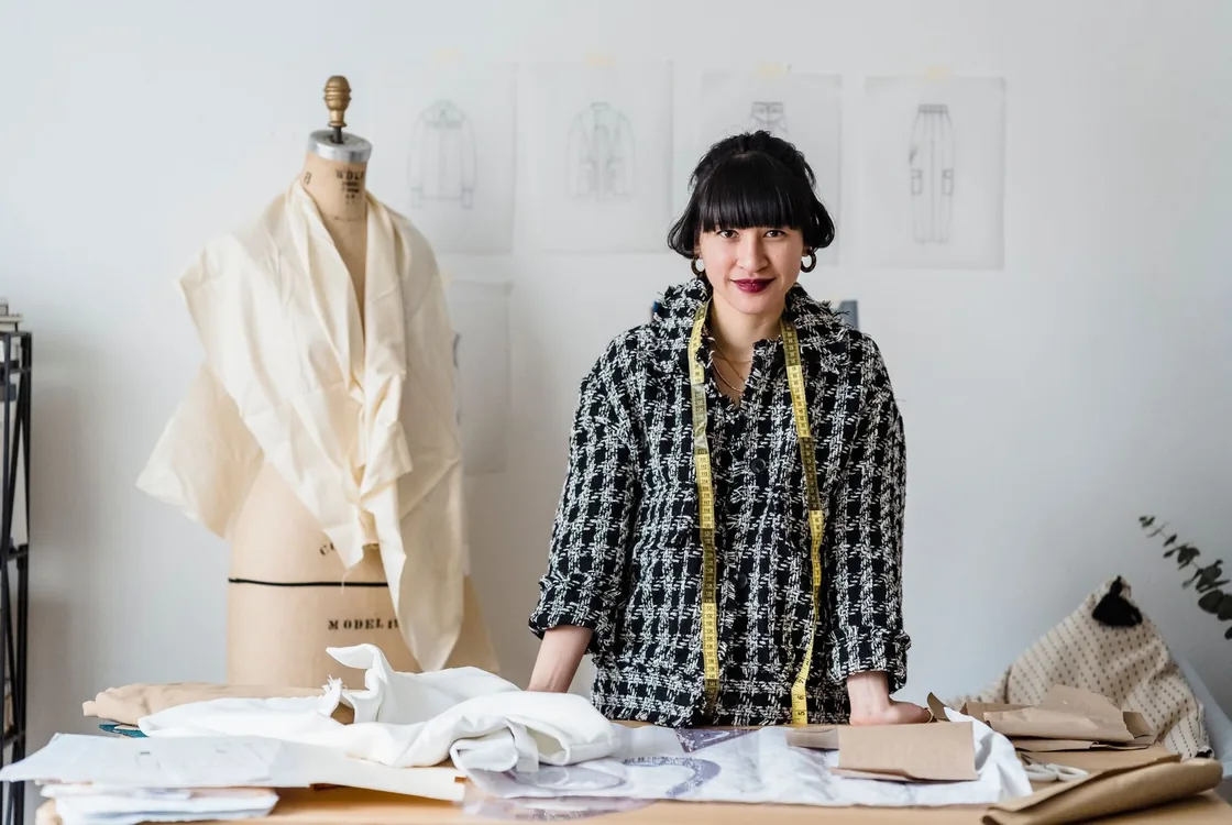 Styliste dans son atelier devant un mannequin de couture, formation anglais de la mode Cabinet Action