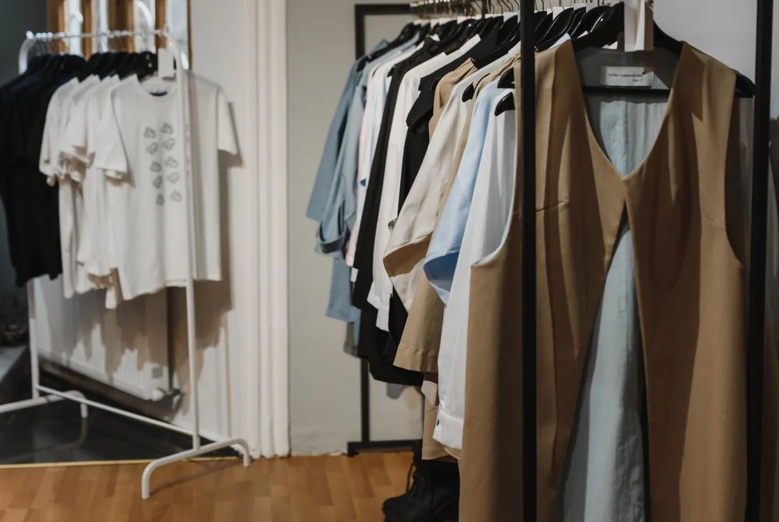 Portant de collection en boutique, lexique anglais des matieres, des coupes et des tailles