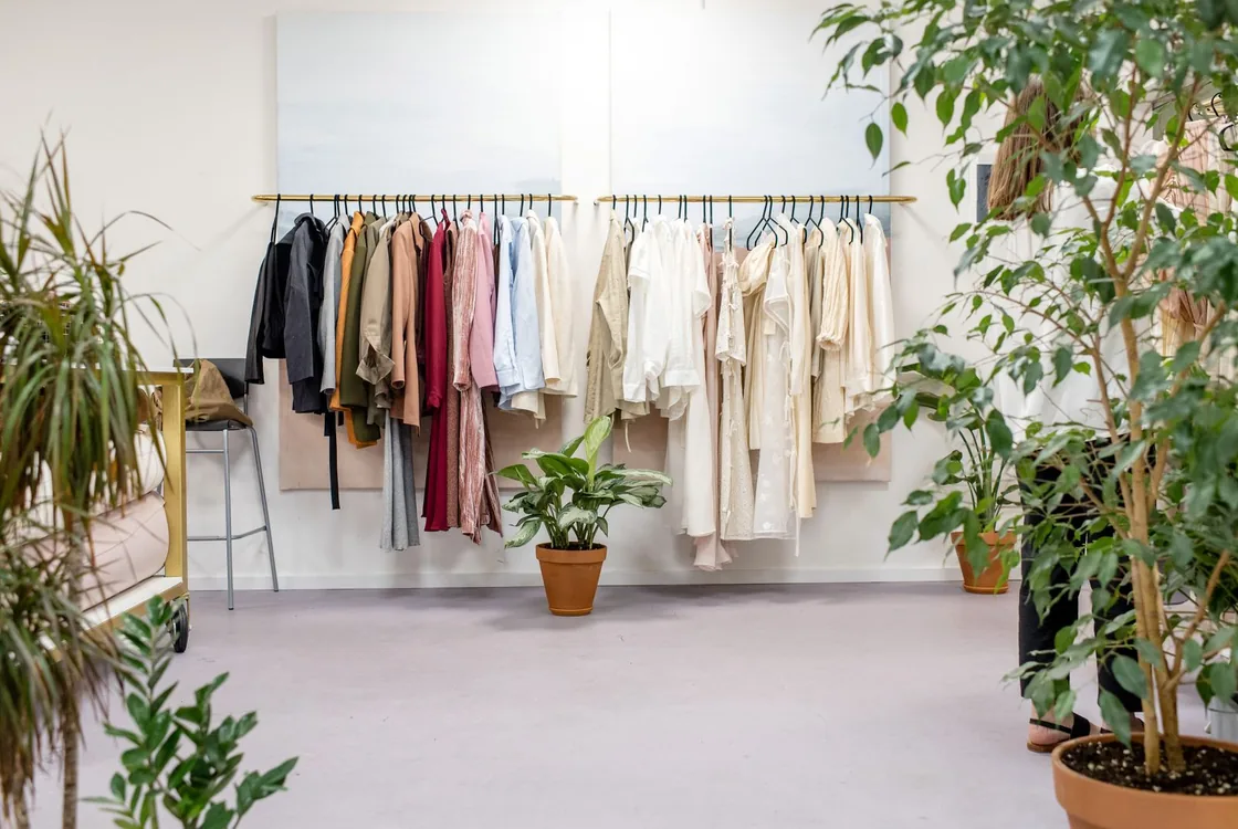 Showroom de mode lumineux presentant une collection, anglais du sourcing et de l'achat