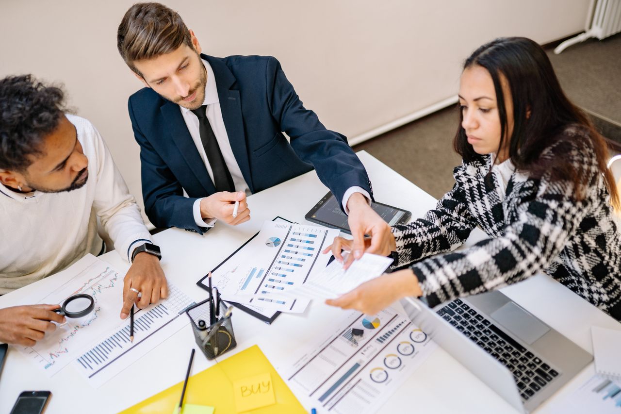 Responsable formation et salariés analysant le financement OPCO d'une formation en anglais professionnel