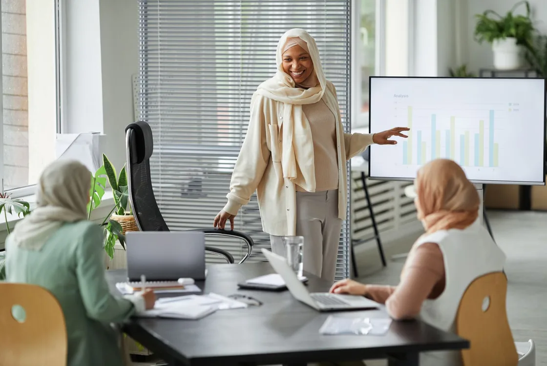 Commerciale presentant ses resultats de vente devant un graphique, formation anglais commercial Cabinet Action